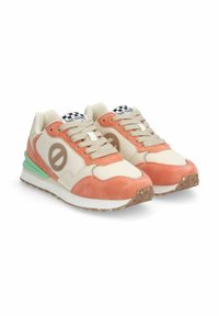 Baskets avec une tige en maille crème, des accents en suède corail, un talon vert clair et une étiquette à carreaux. Semelle en caoutchouc texturé avec traction.