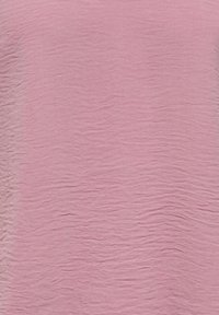 Texture de tissu rose pâle froissé avec des plis horizontaux subtils et un motif légèrement irrégulier sur toute la surface.