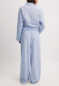 NA-KD Tygbyxor - blue stripe