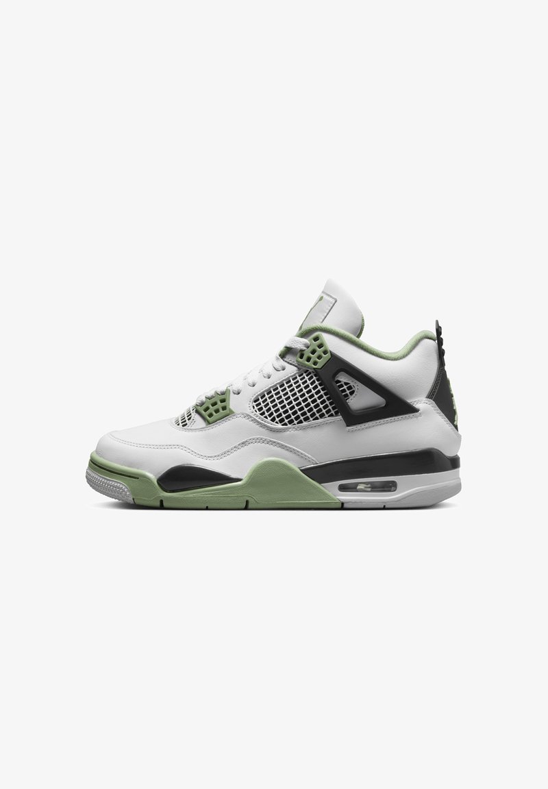 Sneaker bianca con accenti verdi, dettagli neri, pannelli laterali in mesh, colletto imbottito e suola testurizzata. Presenta un'imbottitura Air nel tallone.