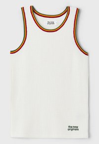 Hvit singlet med en strukturert, rillemønster. Kantet med grønne, røde og gule detaljer. Merket står "the new originals" i grønt.