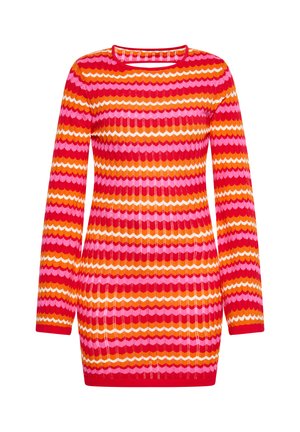 Abito in maglia con una vestibilità aderente, maniche lunghe e un ampio scollo, caratterizzato da un motivo zigzag multicolore in tonalità di rosso, rosa e arancione.
