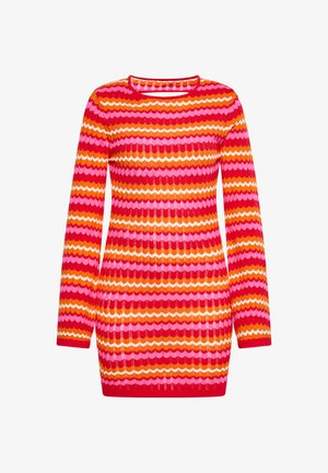 Abito in maglia con una vestibilità aderente, maniche lunghe e un ampio scollo, caratterizzato da un motivo zigzag multicolore in tonalità di rosso, rosa e arancione.