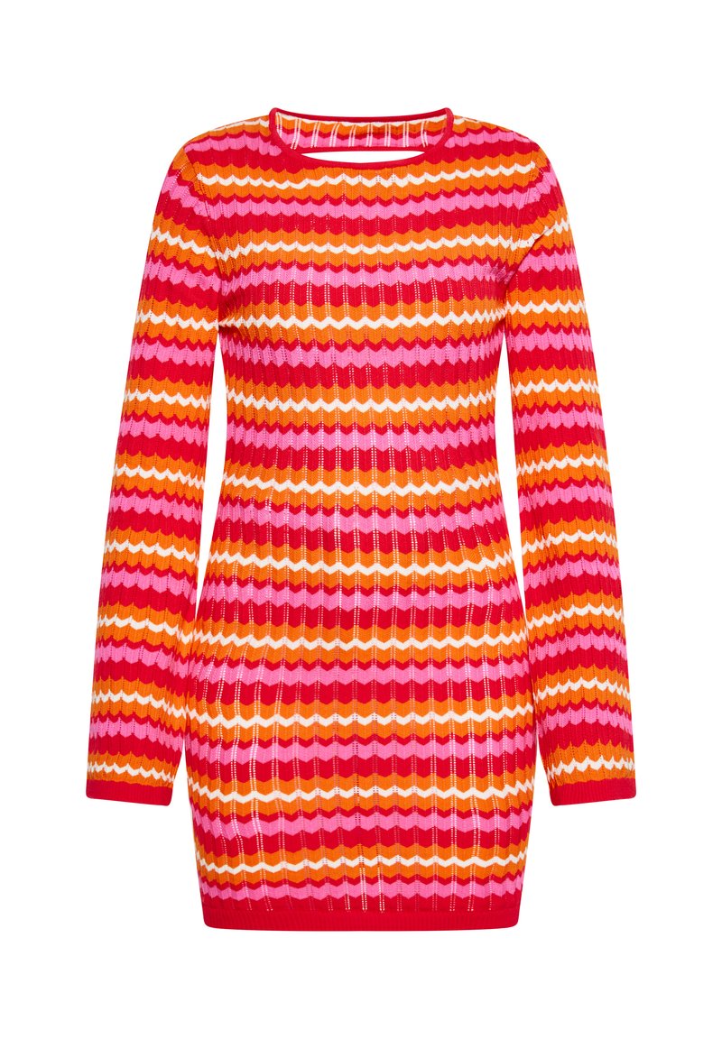 Abito in maglia con una vestibilità aderente, maniche lunghe e un ampio scollo, caratterizzato da un motivo zigzag multicolore in tonalità di rosso, rosa e arancione.
