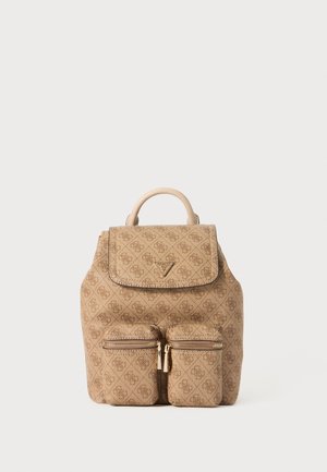 Beige gemusterter Rucksack mit einem Tragegriff oben, Klappenverschluss und zwei vorderen Reißverschlusstaschen. Verfügt über ein Logo und goldfarbene Hardware-Akzente.