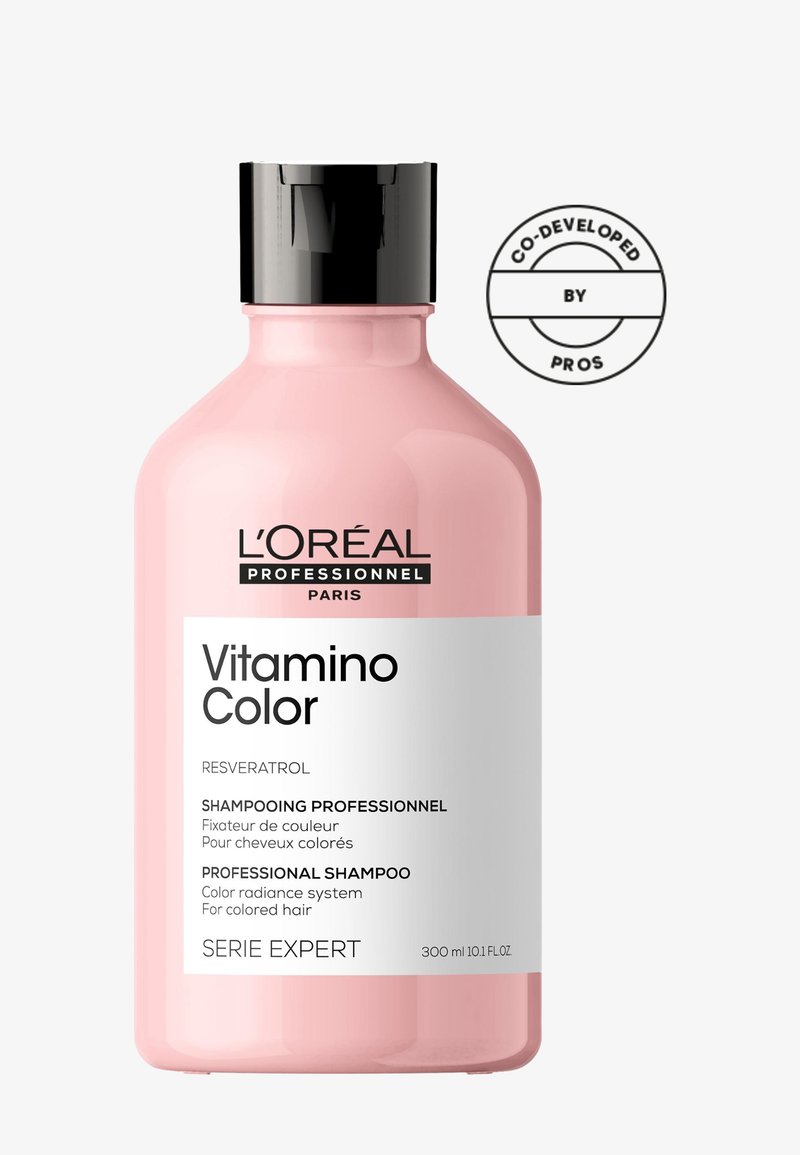 L'Oréal Professionnel Vitamin Color sjampo i en rosa flaske har et svart lokk, hvit etikett med svart tekst, og en rund samarbeid-logo.