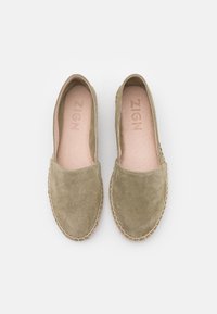 Espadrilles en suède vert olive avec un bout rond, doublure intérieure beige et décoration en jute autour de la semelle. Logo imprimé à l'intérieur.