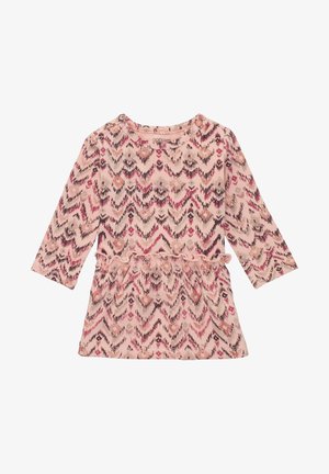 Różowa sukienka z długim rękawem dla malucha, z wzorem zygzaków i kwiatów, falbaną w talii oraz guzikami na ramieniu.