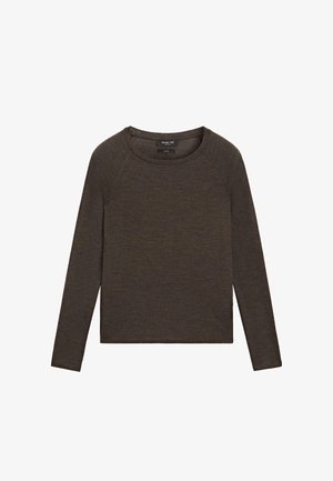 Dunkelbrauner Pullover mit Rundhalsausschnitt und langen Ärmeln, gerader Saum, flach auf weißem Hintergrund dargestellt.