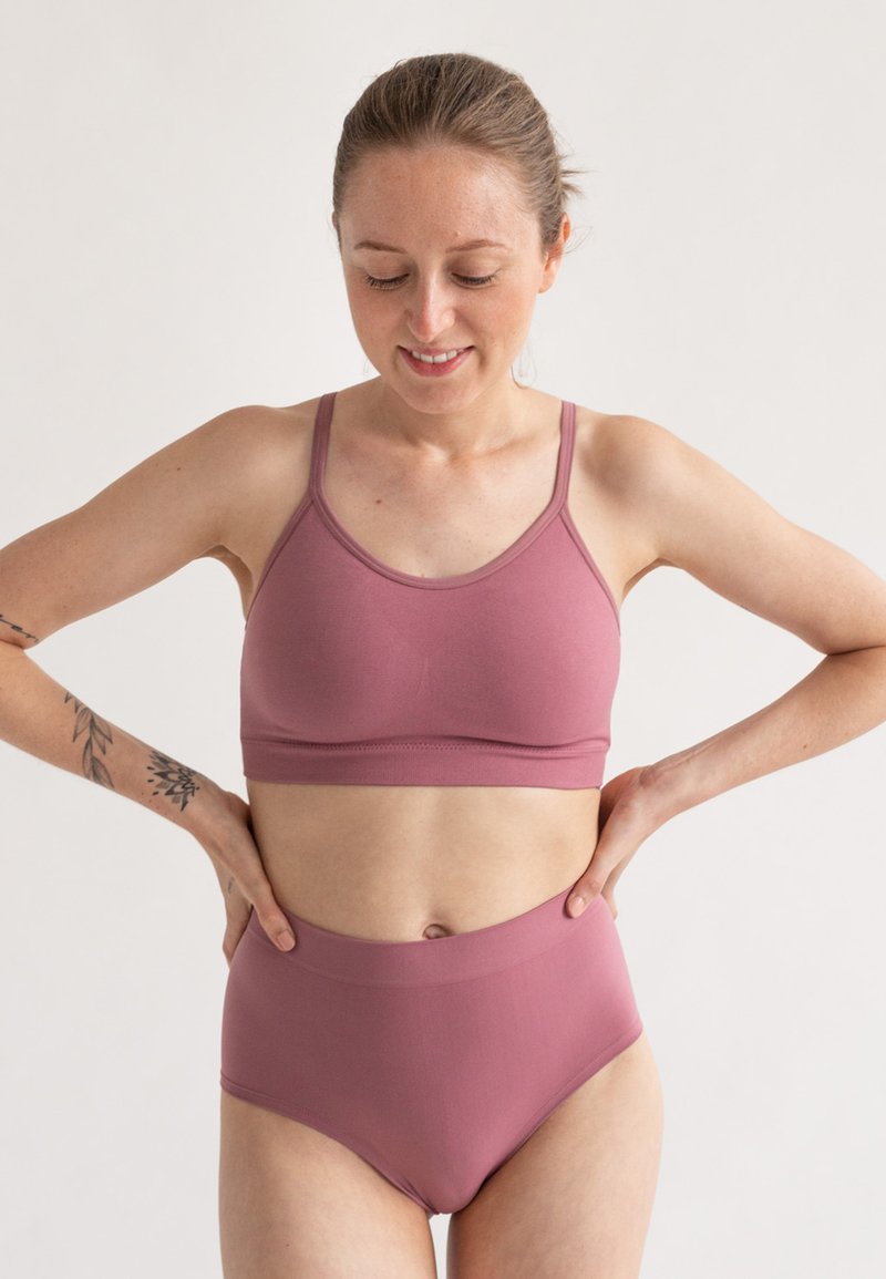 Mauve bralette en hoge taille slipset gemaakt van gladde stof, met een ronde halslijn en smal schouderbandjes.