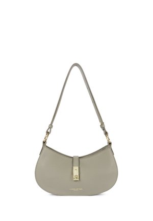 Borsa a tracolla in pelle grigio chiaro con forma curva, chiusura con dettaglio dorato e sottile tracolla. Logo "Lancaster Paris" impresso sul davanti.