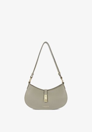 Sac à bandoulière en cuir gris clair de forme courbée, avec un fermoir à accent doré et une fine sangle d'épaule. Logo "Lancaster Paris" embossé sur le devant.