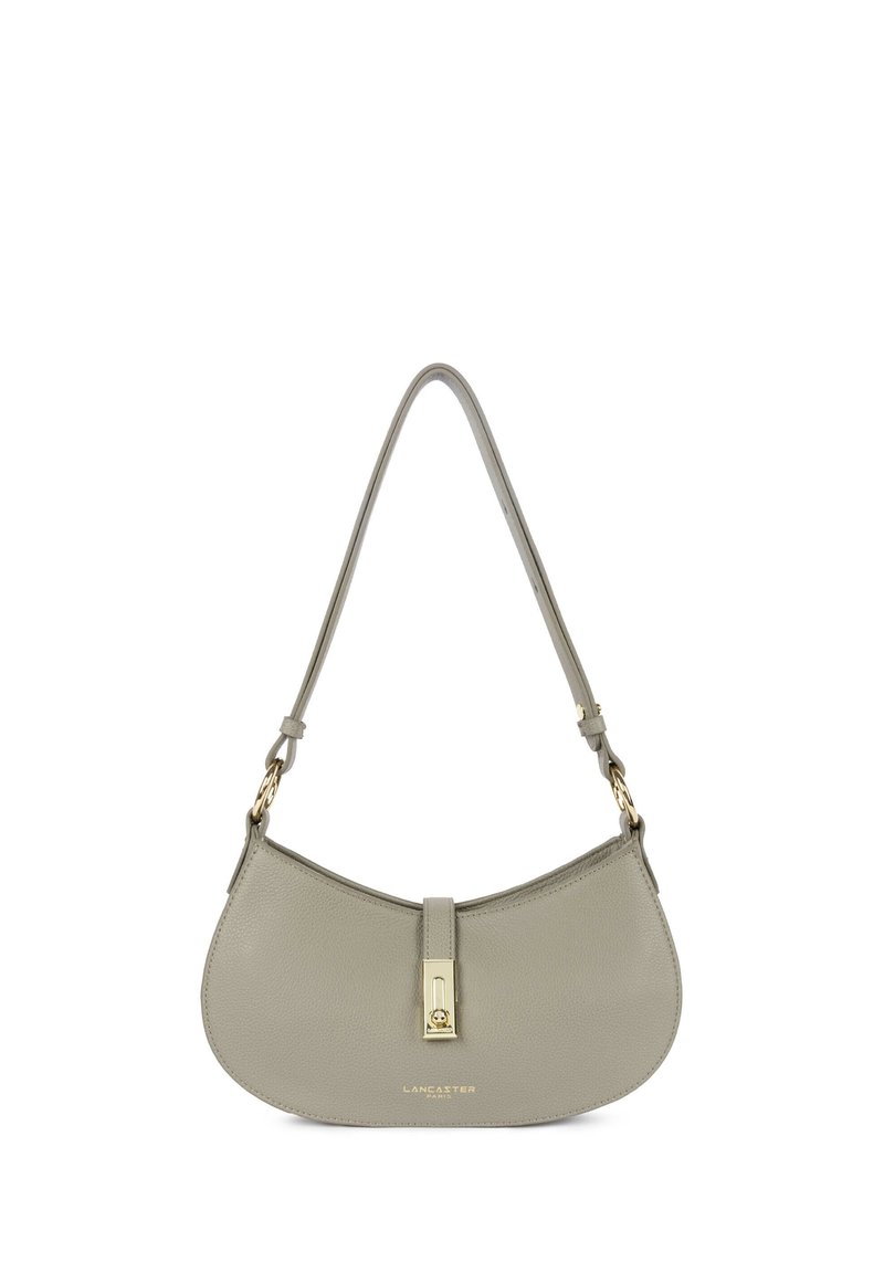 Borsa a tracolla in pelle grigio chiaro con forma curva, chiusura con dettaglio dorato e sottile tracolla. Logo "Lancaster Paris" impresso sul davanti.