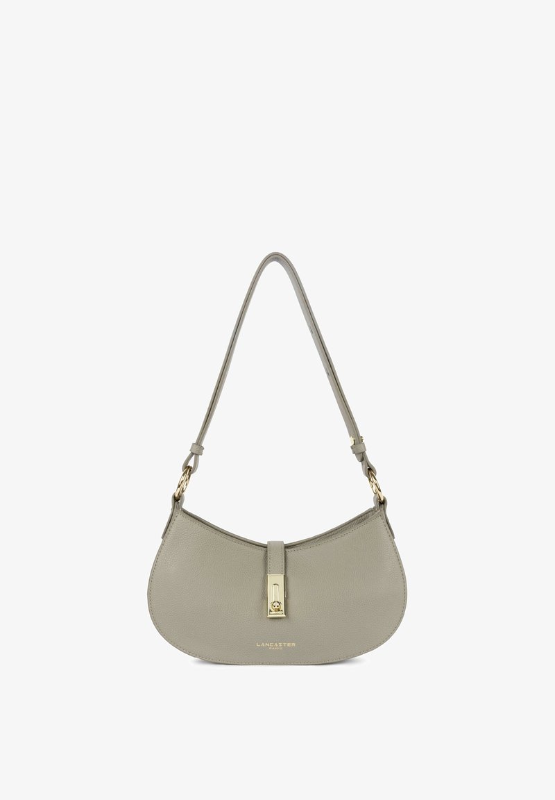 Borsa a tracolla in pelle grigio chiaro con forma curva, chiusura con dettaglio dorato e sottile tracolla. Logo "Lancaster Paris" impresso sul davanti.