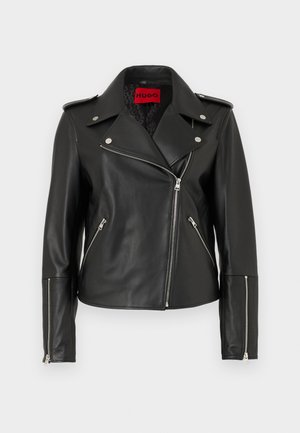 Veste en cuir noir pour moto avec des garnitures en argent, un col à cran, des poches zippées et une coupe ajustée. L'intérieur présente le logo de la marque.