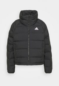 Giacca a vento nera con colletto alto, chiusura con zip, tasche laterali e logo Adidas bianco sul lato sinistro del petto. Tessuto trapuntato in tutto.
