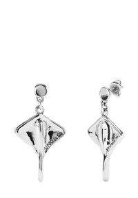 Boucles d'oreilles en argent en forme de feuilles abstraites, présentant une surface lisse et réfléchissante ainsi qu'une fixation à tige avec un pendentif de design géométrique.