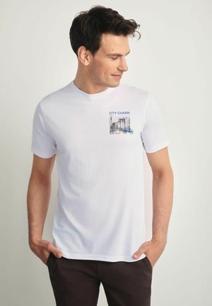 - T-shirt z nadrukiem