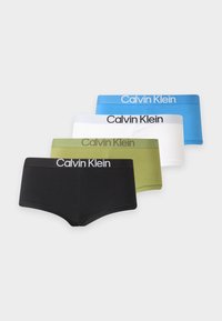 Τέσσερα ζευγάρια εσώρουχα τύπου hipster Calvin Klein σε μαύρο, ελιά, λευκό και μπλε, διατεταγμένα σε διαγώνια γραμμή σε λευκό φόντο.
