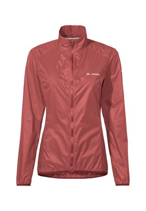 Veste légère rouge en matériau résistant à l'eau. Dotée d'un col montant, d'une fermeture éclair complète et de poignets élastiques. Logo sur la poitrine gauche.