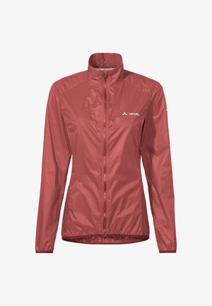 Veste légère rouge en matériau résistant à l'eau. Dotée d'un col montant, d'une fermeture éclair complète et de poignets élastiques. Logo sur la poitrine gauche.