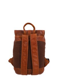 Sac à dos en cuir marron et en tissu avec deux bretelles, un dessus roulé et une poignée centrale. Présente des coutures contrastantes et une surface texturée.