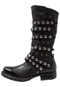 Czarne skórzane botki do kolan charakteryzujące się wieloma srebrnymi ćwiekami, ukośnymi paskami, zaokrąglonym noskiem oraz teksturowaną podeszwą z niskim obcasem.