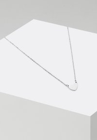 Halskette aus Sterling Silber mit einem herzförmigen Anhänger und polierter Oberfläche. Minimalistisches Design mit feinen Gliedern.