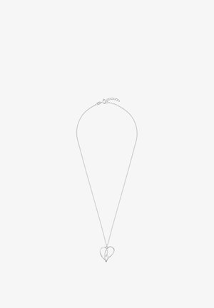 Collana a catena d'argento con un ciondolo a forma di cuore aperto che presenta una piccola pietra chiara all'interno.