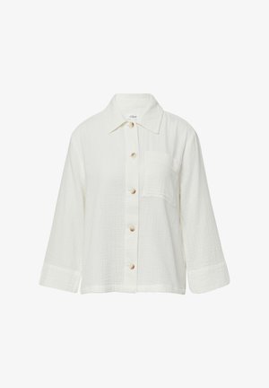 Biała, lekka koszula z długim rękawem i teksturowanej tkaniny, z kołnierzykiem i jedną kieszonką na piersi.