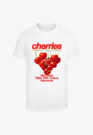 T-shirt blanc avec un design graphique de cerises rouges, arborant un texte en gras indiquant "cerises" et "Des souvenirs remplis de moments cerises."
