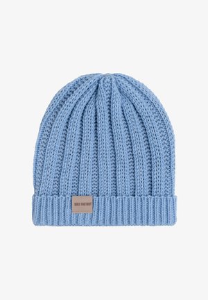 Lichtblauwe gebreide muts met ribbeltextuur, voorzien van een omgevouwen boord en een klein leren label met de opdruk "Knit Factory."