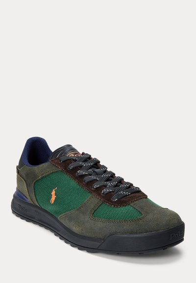 Ανδρικό sneaker χαμηλού κόστους από πράσινο δίχτυ και ελιά σουέτ με μαύρη σόλα, μαύρα κορδόνια, ναυτικό γιακά και πορτοκαλί λογότυπο Polo στο πλάι.