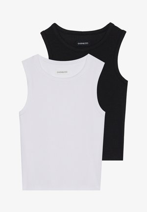 Deux hauts sans manches en noir et blanc, en coton côtelé, avec des encolures rondes et une coupe ajustée. Étiquettes visibles sur les deux.