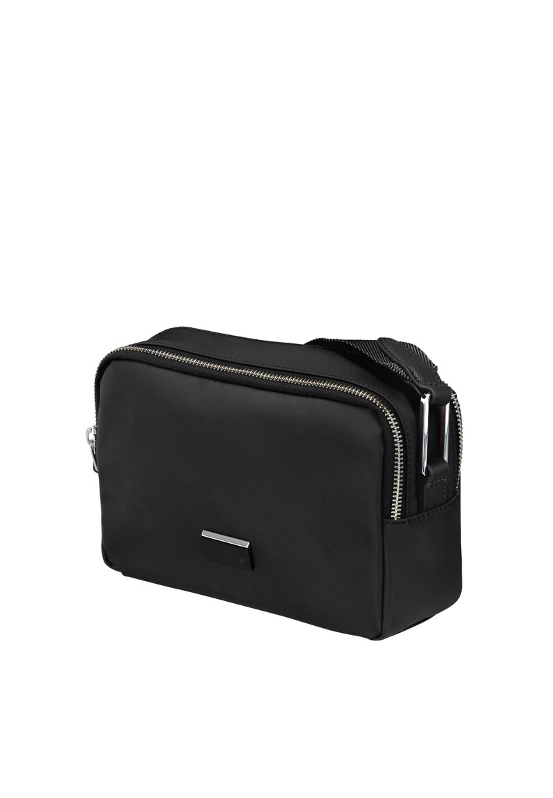 Schwarze rechteckige Tasche aus glattem Stoff. Verfügt über einen silbernen Reißverschluss, einen Seitenriemen und ein kleines metallisches Akzent auf der Vorderseite.