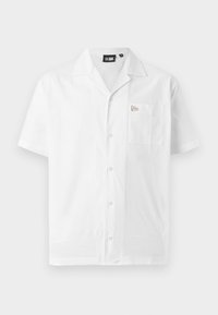 Camicia bianca a maniche corte realizzata in tessuto liscio; presenta un colletto a punta, chiusura con bottoni e una tasca sul petto sinistro con dettagli del logo.