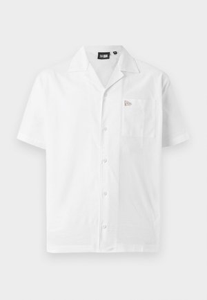 Chemise blanche à manches courtes en tissu lisse ; avec un col pointu, une fermeture à boutons, et une poche poitrine gauche avec un détail de logo.