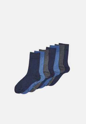 Set von Socken in verschiedenen Blau- und Grautönen. Hergestellt aus einem weichen Stoff mit gerippten Bündchen und einer leicht strukturierten Oberfläche.