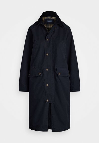 Tumši zila mēteli ar korduroja apkakli, spiedpogu aizdari, divām priekšējām kabatām un rūtainu oderi. Taisna piegriezuma, garām piedurknēm un vidēja garuma izskats.