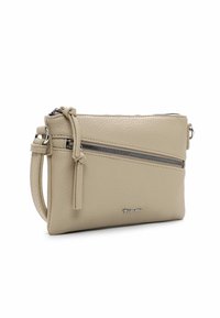 Borsa a pochette in pelle beige con una finitura testurizzata, chiusura con zip superiore e tasca esterna con zip. Include una tracolla removibile.
