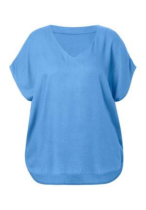 Lyseblå bluse med korte ærmer, V-halsudskæring og løs pasform, med en let buet kant.