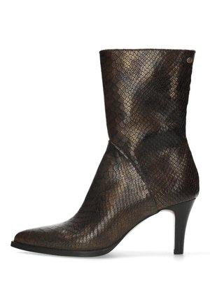 Botín de tobillo de serpiente marrón con punta afilada y tacón de aguja. Presenta una superficie texturizada y un eje ajustado.