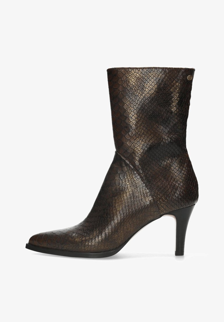 Botín de tobillo de serpiente marrón con punta afilada y tacón de aguja. Presenta una superficie texturizada y un eje ajustado.