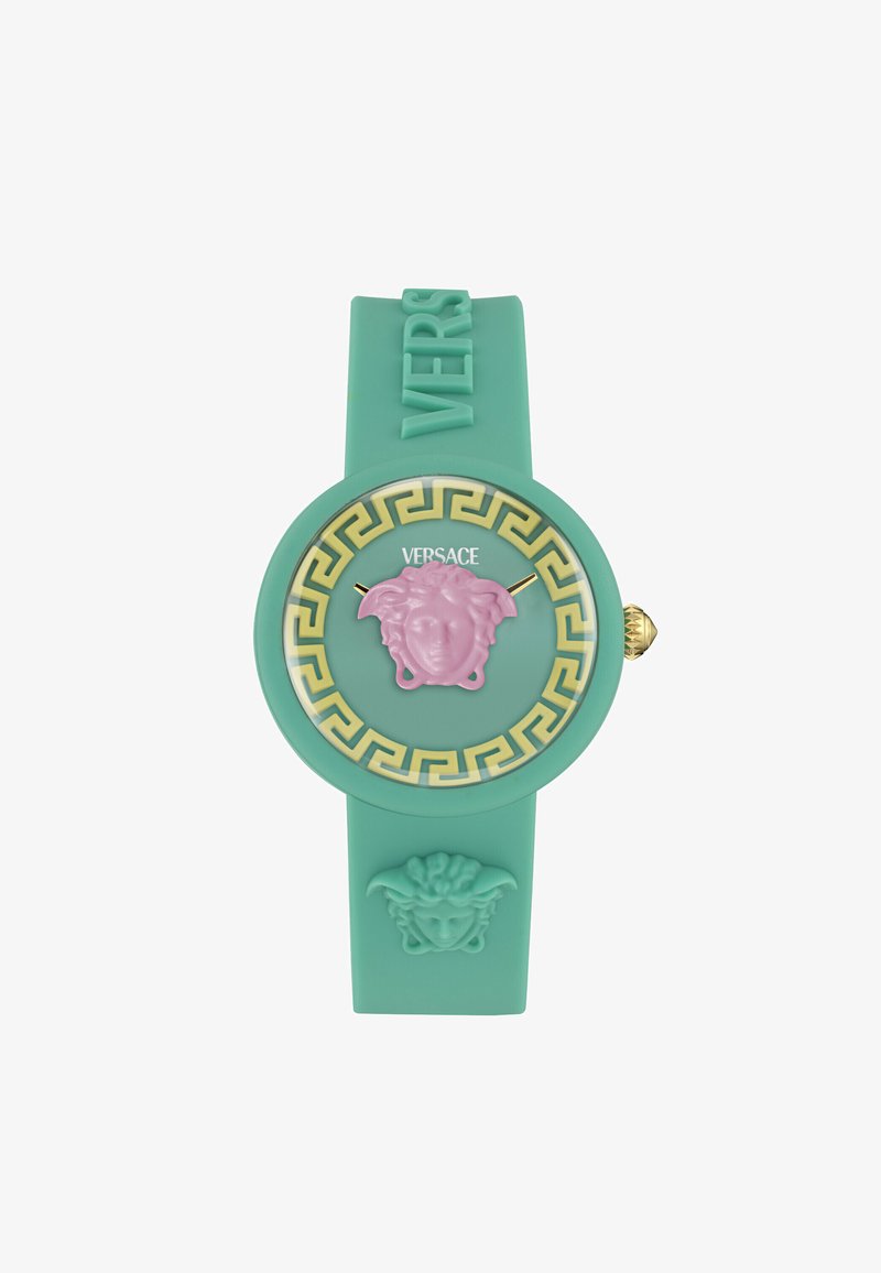 Mintgrüner Silikonuhr mit einem rosa Medusa-Emblem, goldenen Zeigern und einem griechischen Schlüsselmuster auf der Lünette. "VERSACE" ist auf dem Armband geprägt.