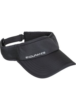 Sort sportsskærm med mesh-sider og "ENDURANCE" trykt i hvid på den forreste rem, med justerbar strop bagpå.
