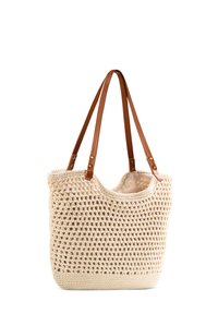Torbę szydełkową w kolorze ecru, z grubą tkany strukturą, brązowymi skórzanymi rączkami oraz otwartym topem z miękką podszewką.