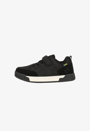 Zwarte sneakers van synthetisch materiaal, voorzien van een klittenbandsluiting, ronde neus, witte middenzool en een gestructureerde rubberen buitenzool.