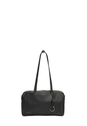 Bolso de mano rectangular de cuero negro con doble asas para el hombro, cierre de cremallera y un adorno de anillo metálico en el lado frontal.