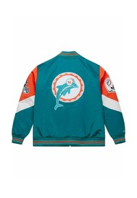 Türkisfarbene Jacke mit orangen und weißen Ärmeln; verfügt über ein Delfin-Logo und ein Teamemblem auf dem Rücken; aus glattem, glänzendem Material gefertigt.