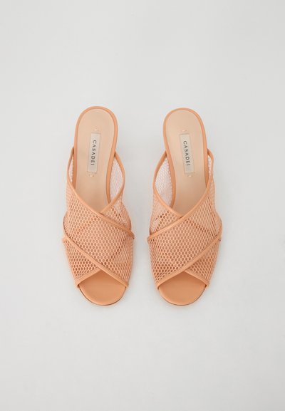 Perziken netsandalen met een kruis ontwerp. Soepel, licht materiaal en open teen. Platte zool met een merk inlegzool.